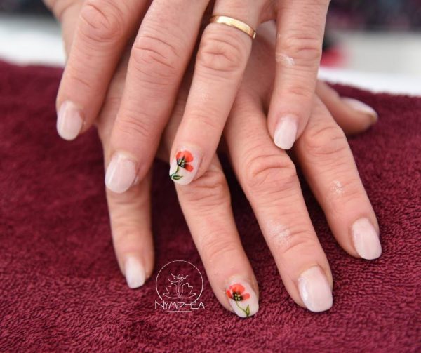 Babyboomer avec un ongle coquelicot