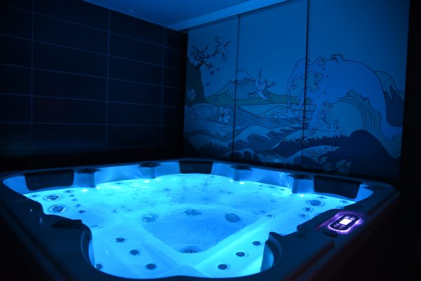 photo du spa avec panneaux muraux et lumière bleu